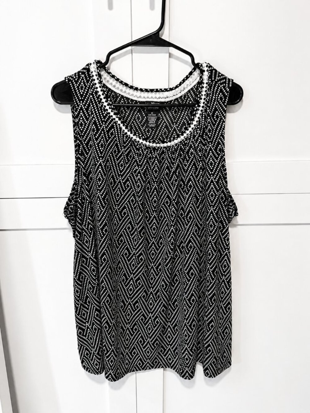 AnyWear by Catherines 3X Black & White Geometric Sleeveless Top Plus Size 26/28W